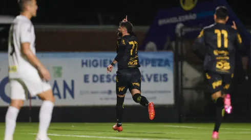 Fabricio Daniel jogador do Novorizontino comemora seu gol durante partida contra o Santos.