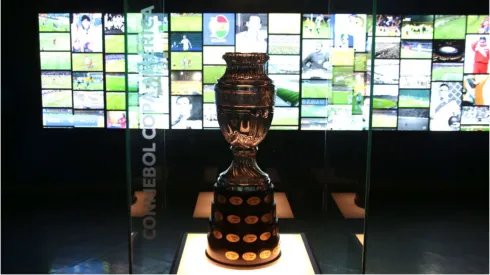 Foto: Christian Alvarenga/Getty Images – Troféu da Copa América.
