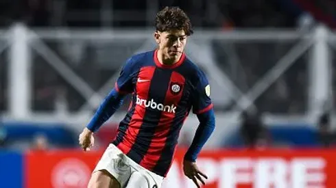Agustín Giay durante partida entre San Lorenzo e Independiente del Valle-EQU, no Estádio Pedro Bidegain, na Argentina, pela Copa Libertadores da América, no dia 09/05/2024. Foto: Rodrigo Valle/Getty Images