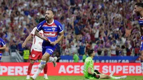 Moises jogador do Fortaleza comemora seu gol durante partida contra o CRB 
