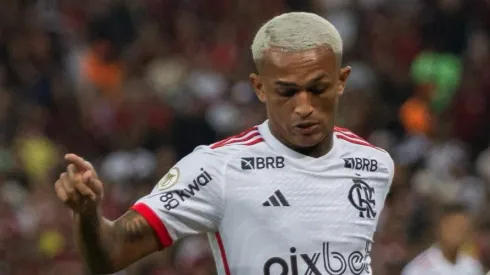 Wesley, jogador do Flamengo, durante partida contra o Vasco no estádio Maracanã pelo Brasileirão Série A – Foto: Thiago Vasconcelos Dos Santos/AGIF
