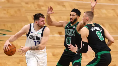 Doncic encara a marcação de Tatum e Porzingis dos Celtics, pelas finais da NBA (Foto: Maddie Meyer/Getty Images)
