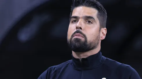 António Oliveira tentará sair da crise diante do Atlético-GO.