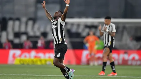 RJ - RIO DE JANEIRO - 11/06/2024 - BRASILEIRO A 2024, BOTAFOGO X FLUMINENSE - Bastos jogador do Botafogo comemora seu gol durante partida contra o Fluminense no estadio Engenhao pelo campeonato Brasileiro A 2024. Foto: Thiago Ribeiro/AGIF