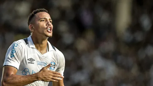 Gustavo Martins tem contrato até 2027 com o Grêmio