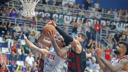 Gabriel Jaú tenta dar toco em Lucas Dias, do Sesi Franca (Foto: Célio Messias/LNB)