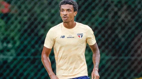 Luiz Gustavo foi apresentado ao torcedor do São Paulo. Foto: Twitter \ São Paulo
