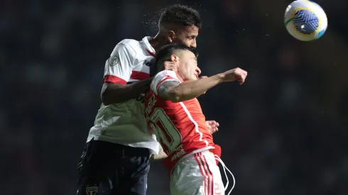 Inter e São Paulo foi um duelo de muita luta, como nesse lance de Aránguiz (D) e Diego Costa. 
