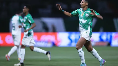 Rony jogador do Palmeiras comemora seu gol durante partida contra o Vasco. Foto: Ettore Chiereguini/AGIF
