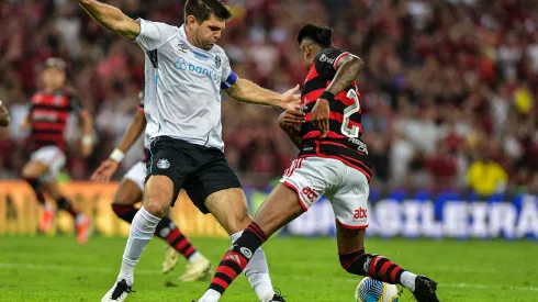 Foto: Thiago Ribeiro/AGIF – Flamengo reclamou de pênalti em Bruno Henrique 
