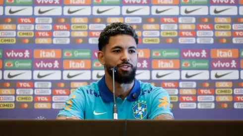 Douglas Luiz em coletiva de imprensa da Seleção Brasileira. Divulgação/Rafael Ribeiro/CBF.
