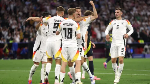 Jogadores da Alemanha comemorando. (Foto de Lars Baron/Getty Images)
