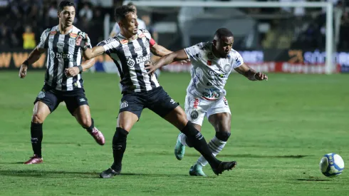 Para jogador do Operario disputa lance com Diego Pituca jogador do Santos. Foto: Joao Vitor Rezende Borba/AGIF
