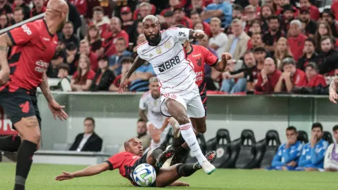 Flamengo e Athletico se enfrentando na Ligga Arena, pelo Campeonato Brasileiro de 2023. Foto: Robson Mafra/AGIF
