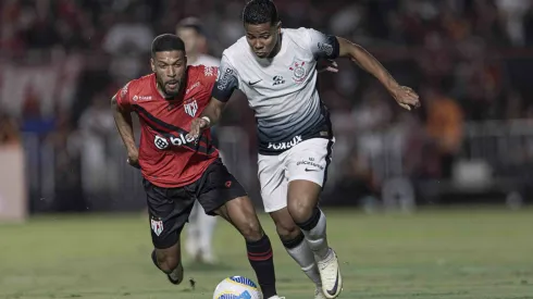 GO – GOIANIA – 11/06/2024 – BRASILEIRO A 2024, ATLETICO-GO X CORINTHIANS – Rhaldney jogador do Atletico-GO disputa lance com Wesley jogador do Corinthians durante partida no estadio Antonio Accioly pelo campeonato Brasileiro A 2024. Foto: Heber Gomes/AGIF
