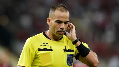 Foto: Thiago Ribeiro/AGIF – Alex Gomes Stefano anulou o gol após auxílio do VAR 
