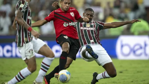 Zuleta jogador do Atletico-GO chuta para marcar seu gol durante partida contra o Fluminense. Foto: Jorge Rodrigues/AGIF