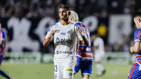 Weslley Patati jogador do Santos lamenta durante partida contra o Fortaleza no estadio Vila Belmiro pelo campeonato Brasileiro A 2023. Foto: Abner Dourado/AGIF
