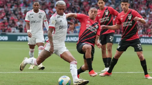 Christian jogador do Athletico-PR disputa lance com Wesley jogador do Flamengo durante partida no estadio Arena da Baixada pelo campeonato Brasileiro A 2024. Foto: Robson Mafra/AGIF
