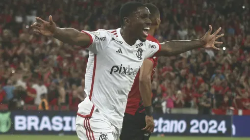 Evertton Araujo jogador do Flamengo comemora seu gol durante partida contra o Athletico-PR. Foto: Gabriel Machado/AGIF
