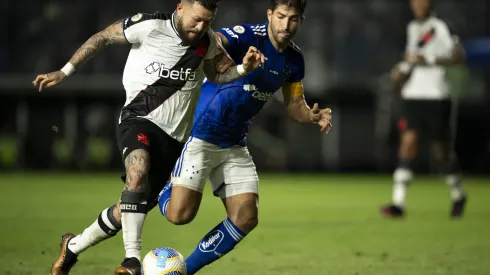 Rossi jogador do Vasco disputa lance com Lucas Silva jogador do Cruzeiro. Foto: Jorge Rodrigues/AGIF
