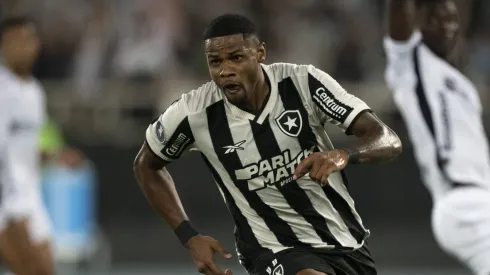 Junior Santos garantiu a liderança para o Botafogo. Foto: Jorge Rodrigues/AGIF
