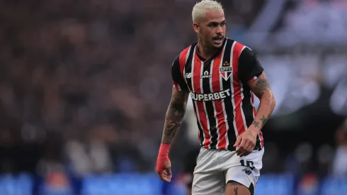 Luciano em ação na partida entre Corinthians x São Paulo – Foto: AGIF
