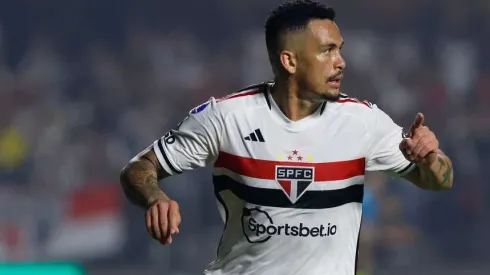 Foto: Rubens Chiri/São Paulo - Luciano, pelo São Paulo, briga com Carlos Miguel, do Corinthians