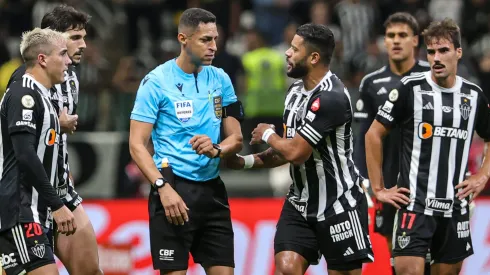 Hulk jogador do Atletico-MG e expulso e reclama com a arbitragem durante partida contra o Palmeiras no estadio Arena MRV pelo campeonato Brasileiro A 2024. Foto: Gilson Lobo/AGIF
