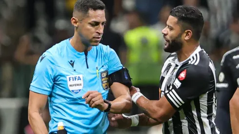 Hulk jogador do Atletico-MG e expulso e reclama com a arbitragem durante partida contra o Palmeiras no estadio Arena MRV pelo campeonato Brasileiro A 2024. Foto: Gilson Lobo/AGIF
