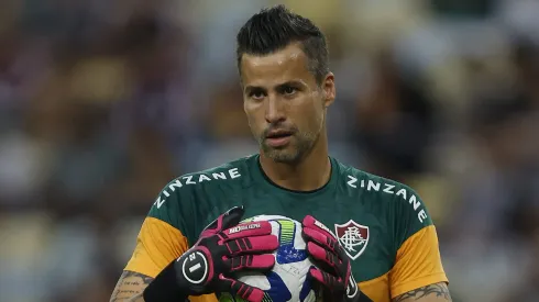 Fábio sentiu mal-estar e nem embarcou para Belo Horizonte com delegação do Fluminense
