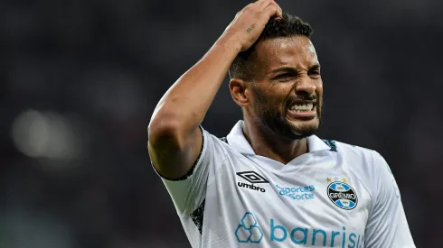 Foto: Thiago Ribeiro/AGIF – Reinaldo reclamou de pênalti marcado contra o Grêmio 
