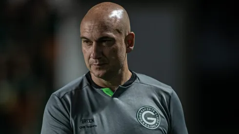 Marcio Zanardi, técnico do Goiás, durante partida contra o Ponte Preta no estádio Serrinha pelo Brasileirão Séroe B 2024. Foto: Isabela Azine/AGIF
