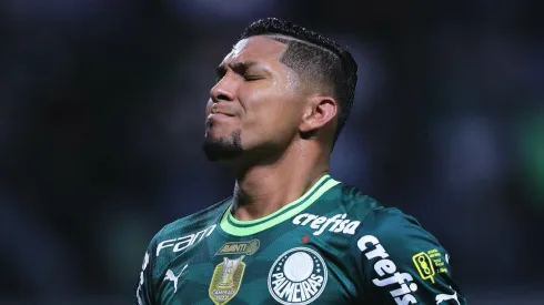 Foto: Divulgação - Rony marca gol com ajuda de Weverton