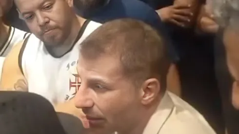 Pedrinho conversa na porta de hotel em que o Vasco se concentra