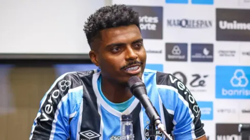 Foto: Lucas Uebel/Grêmio – Jemerson em apresentação ao Grêmio
