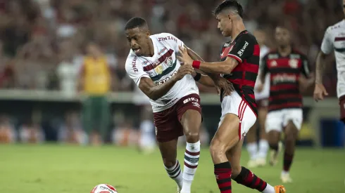 Luiz Araújo jogador do Flamengo disputa lance com Keno jogador do Fluminense durante partida no estadio Maracana pelo campeonato Carioca 2024. Foto: Jorge Rodrigues/AGIF
