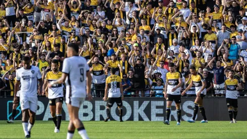 Barreto jogador do Criciuma comemora seu gol contra o Botafogo com a torcida. Foto: Leonardo Hubbe/AGIF
