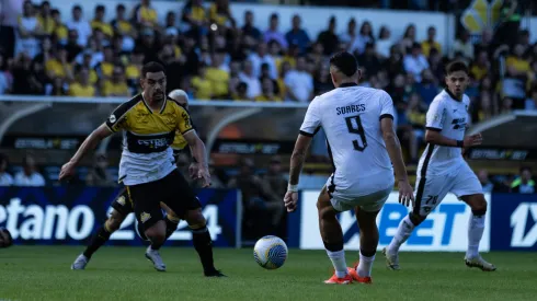 Tiquinho Soares jogador do Botafogo durante partida contra o Criciuma. Foto: Leonardo Hubbe/AGIF
