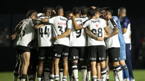 Jogadores do Vasco comemorando terceiro gol da partida contra o São Paulo
