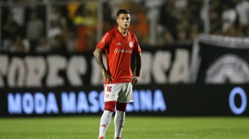 Lateral foi titular no último Gre-Nal