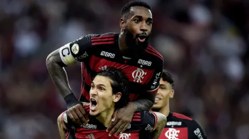 Pedro e Gerson comemorando o gol da vitória do Flamengo contra o Fluminense pelo Campeonato Brasileiro 2024
