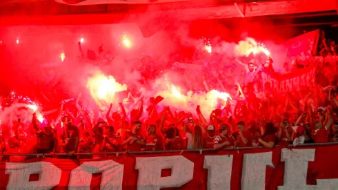 Torcida do Inter acende sinalizadores no Grenal. 
