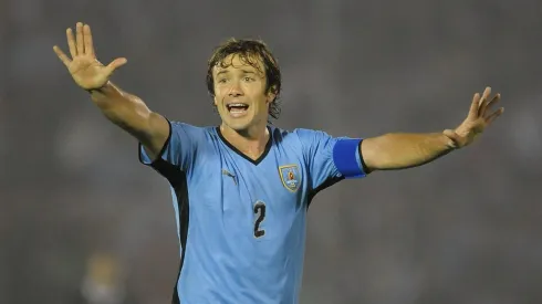 Diego Lugano em partida pelo Uruguai<br />
(Foto: Laurence Griffiths/Getty Images)
