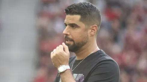 Antonio Oliveira tecnico do Corinthians durante partida contra o Athletico-PR no estadio Arena da Baixada pelo campeonato Brasileiro A 2024. Foto: Gabriel Machado/AGIF
