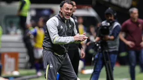 Gabriel Milito tem Galo com vantagem diante do Inter.