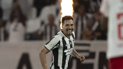 Eduardo comemorando o segundo gol do Botafogo contra o Bragantino 
