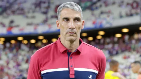 Vojvoda, técnico do Fortaleza, durante partida contra o Cruzeiro no estadio Arena Castelao pelo campeonato Brasileiro A 2024. Foto: Lucas Emanuel/AGIF