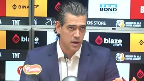 Pauo Bracks em apresentação na Vila Belmiro