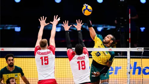 Leal em ataque contra a Polônia. Foto: FIVB
